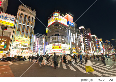 【東京都】2月・人で賑わう夜の新宿、歌舞伎町 【東京都】2月・人で賑わう夜の新宿、歌舞伎町 98221128