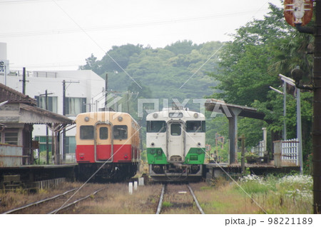小湊鉄道 馬立駅 キハ200とキハ40 小湊鉄道 馬立駅 キハ200とキハ40 98221189