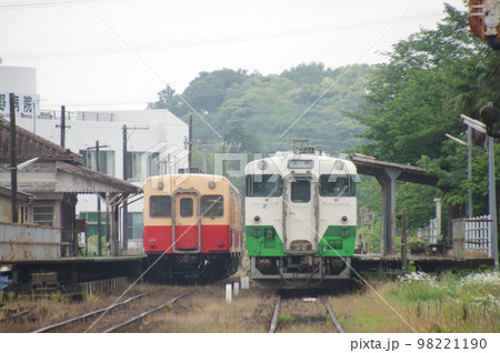 小湊鉄道 馬立駅 キハ200とキハ40 小湊鉄道 馬立駅 キハ200とキハ40 98221190