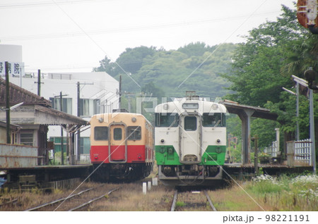 小湊鉄道 馬立駅 キハ200とキハ40 小湊鉄道 馬立駅 キハ200とキハ40 98221191