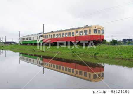 小湊鉄道 キハ200 水鏡 小湊鉄道 キハ200 水鏡 98221196
