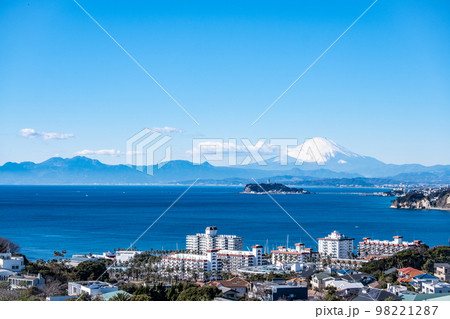 神奈川県逗子市披露山公園からの湘南江の島と富士山 98221287
