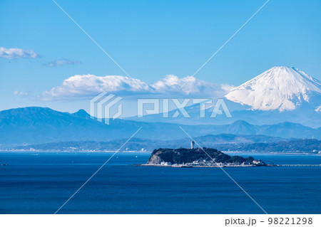 江ノ島と富士山 98221298