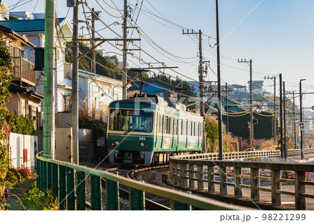 湘南海岸　七里ヶ浜を走る江ノ電 98221299