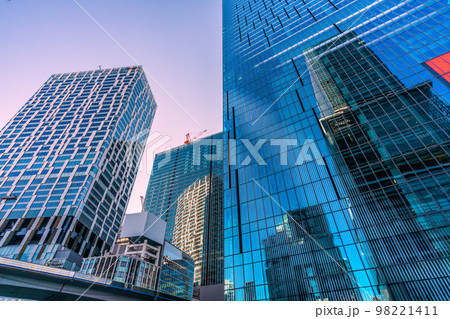 日本の東京都市景観 桜丘口再開発のビル(画面奥)。周囲のビルが映り込みあい新しい都市景観を生み出す 日本の東京都市景観 桜丘口再開発のビル(画面奥)。周囲のビルが映り込みあい新しい都市景観を生み出す 98221411
