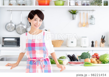 キッチンのミドルの主婦 98221454