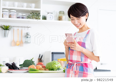 キッチンのミドルの主婦 キッチンのミドルの主婦 98221549