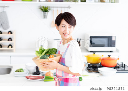 キッチンのミドルの主婦 キッチンのミドルの主婦 98221851