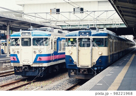 木更津駅で並ぶ165系（モントレー色）と内房線の113系 98221968