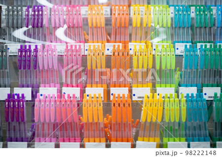 知列された沢山のボールペン 98222148