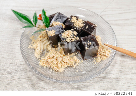 きな粉をかけた黒豆寒天 98222241