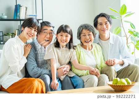 リビングでくつろぐ三世代家族 98222271