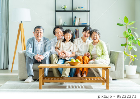 リビングでくつろぐ三世代家族 98222273