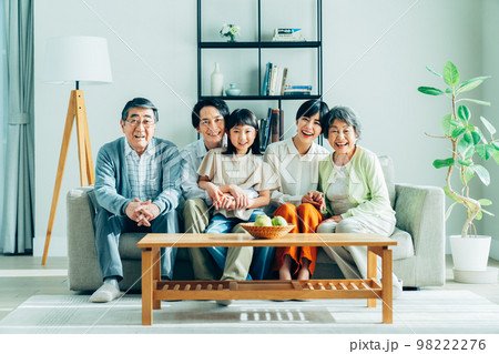 リビングでくつろぐ三世代家族 リビングでくつろぐ三世代家族 98222276