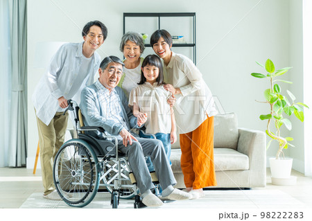 リビングでくつろぐ三世代家族 98222283