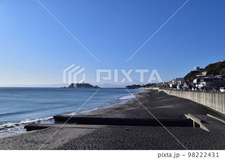 鎌倉・七里ヶ浜の海岸と江の島 98222431