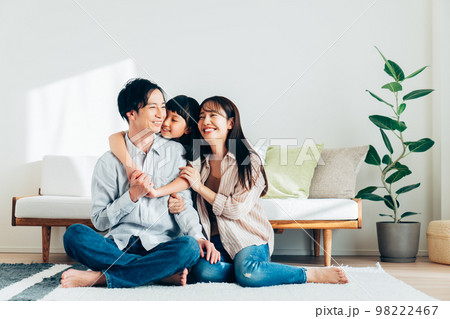 リビングでくつろぐ若い家族 98222467