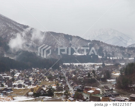 合掌造りの集落と山 98222507