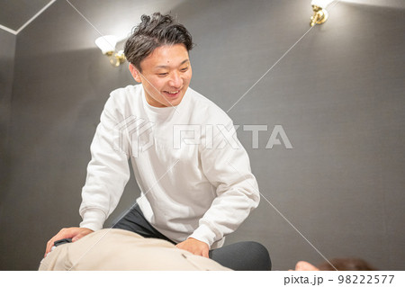 男性のスポーツインストラクターによる柔軟ストレッチ 98222577