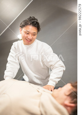 男性のスポーツインストラクターによる柔軟ストレッチ 男性のスポーツインストラクターによる柔軟ストレッチ 98222579