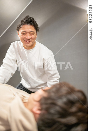 男性のスポーツインストラクターによる柔軟ストレッチ 98222583