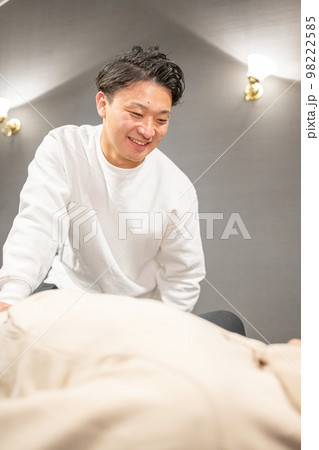 男性のスポーツインストラクターによる柔軟ストレッチ 98222585