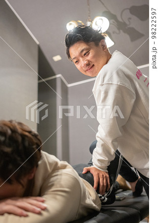 男性のスポーツインストラクターによる柔軟ストレッチ 98222597