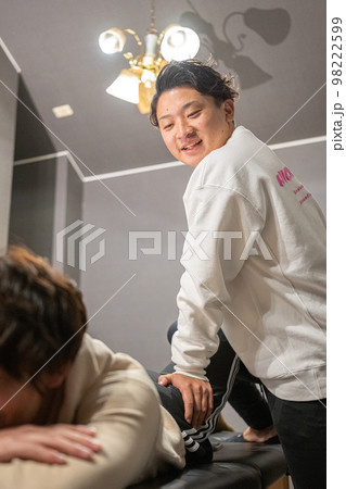 男性のスポーツインストラクターによる柔軟ストレッチ 98222599