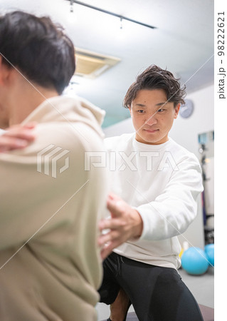 男性のスポーツインストラクターによる柔軟ストレッチ 男性のスポーツインストラクターによる柔軟ストレッチ 98222621