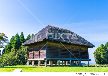 清々しい朝空陽射しを背景に古代の思い馳せる城 (公園内風景)「鞠智城」歴史古墳館・歴史公園 清々しい朝空陽射しを背景に古代の思い馳せる城 (公園内風景)「鞠智城」歴史古墳館・歴史公園 98222661