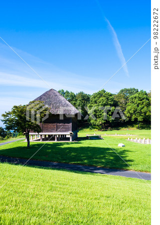 清々しい朝空陽射しを背景に古代の思い馳せる城 (公園内風景)「鞠智城」歴史古墳館・歴史公園 清々しい朝空陽射しを背景に古代の思い馳せる城 (公園内風景)「鞠智城」歴史古墳館・歴史公園 98222672
