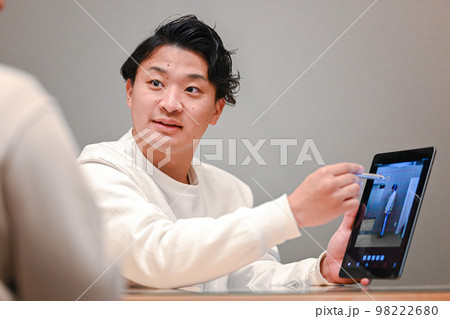 男性のスポーツインストラクターによるカウンセリング 98222680