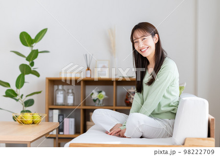 リビングでくつろぐ若い女性 98222709