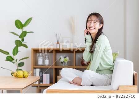 リビングでくつろぐ若い女性 98222710