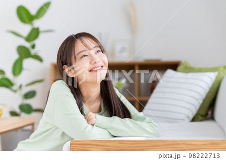 リビングでくつろぐ若い女性 98222713