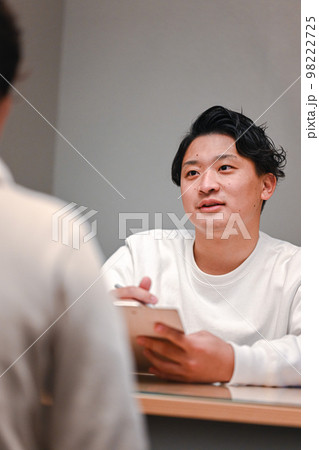 男性のスポーツインストラクターによるカウンセリング 98222725