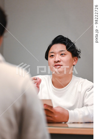 男性のスポーツインストラクターによるカウンセリング 98222726