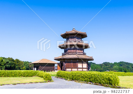 清々しい朝空陽射しを背景に古代の思い馳せる城 (公園内風景)「鞠智城」歴史古墳館・歴史公園 清々しい朝空陽射しを背景に古代の思い馳せる城 (公園内風景)「鞠智城」歴史古墳館・歴史公園 98222737