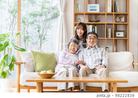 高齢者の夫婦と孫娘 98222816