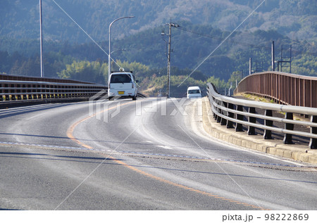 融雪剤の粉末が溜まってアスファルト路面が白くなっている光景 融雪剤の粉末が溜まってアスファルト路面が白くなっている光景 98222869