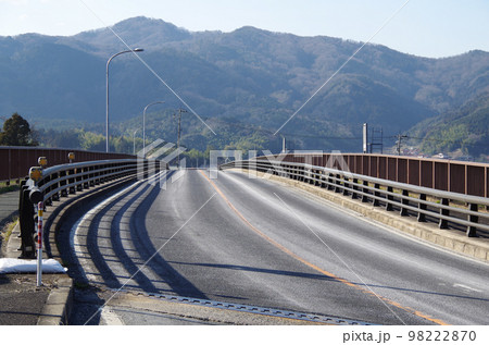 融雪剤の粉末が溜まってアスファルト路面が白くなっている光景 融雪剤の粉末が溜まってアスファルト路面が白くなっている光景 98222870