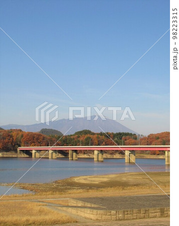 御所湖越しの岩手山 98223315