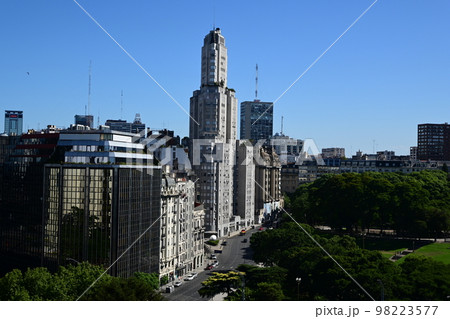 アルゼンチンのブエノスアイレスの美しい街並みとサンマルティン公園 98223577