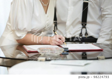 The bride and groom sign in the registry office, sign the marriage contract. 98224793