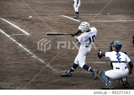 野球の試合でヒットを打つ左バッター(高校野球) 野球の試合でヒットを打つ左バッター(高校野球) 98225161