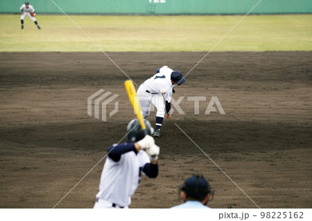 右打者に投球する右投げのピッチャー(高校野球) 右打者に投球する右投げのピッチャー(高校野球) 98225162