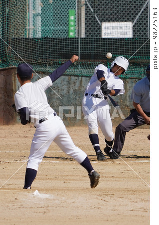 打球を放つ左打者（高校野球の練習試合） 98225163