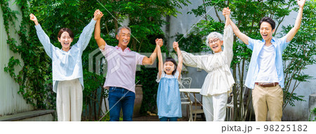 三世代ファミリーのポートレート 98225182