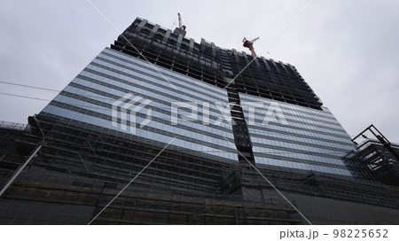 うめきた2期地区開発プロジェクトで、ビルや新駅の工事風景 98225652