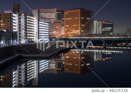 《神奈川県》川崎市中心街・六郷土手からのぞむ街並み 《神奈川県》川崎市中心街・六郷土手からのぞむ街並み 98225738